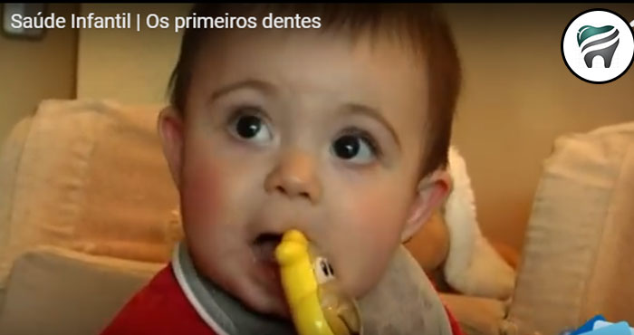 Leia mais sobre o artigo [VÍDEO] Saúde Infantil — Como aliviar as dores dos primeiros dentes do bebê.